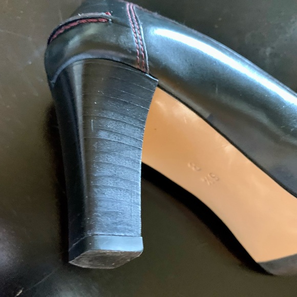 LN COACH BLACK LEATHER STACKED HEEL TASSEL LOAFERS. RED OR BURGUNDY STITCHING. - Picture 4 of 5